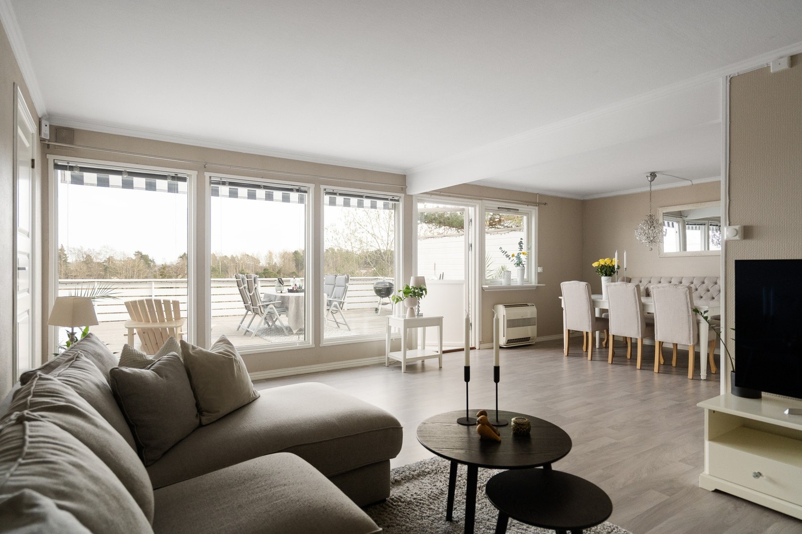 Store vindusflater slipper inn godt med dagslys til stuen. Galleribilde