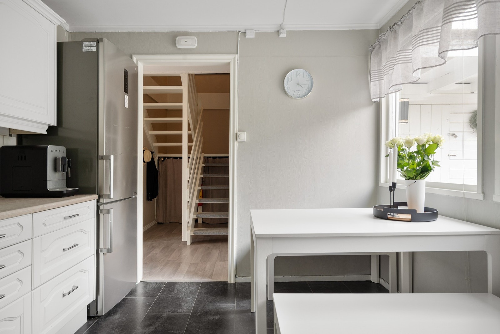 Det er plass til et hyggelig frokostbord ved kjøkkenvinduet. Galleribilde