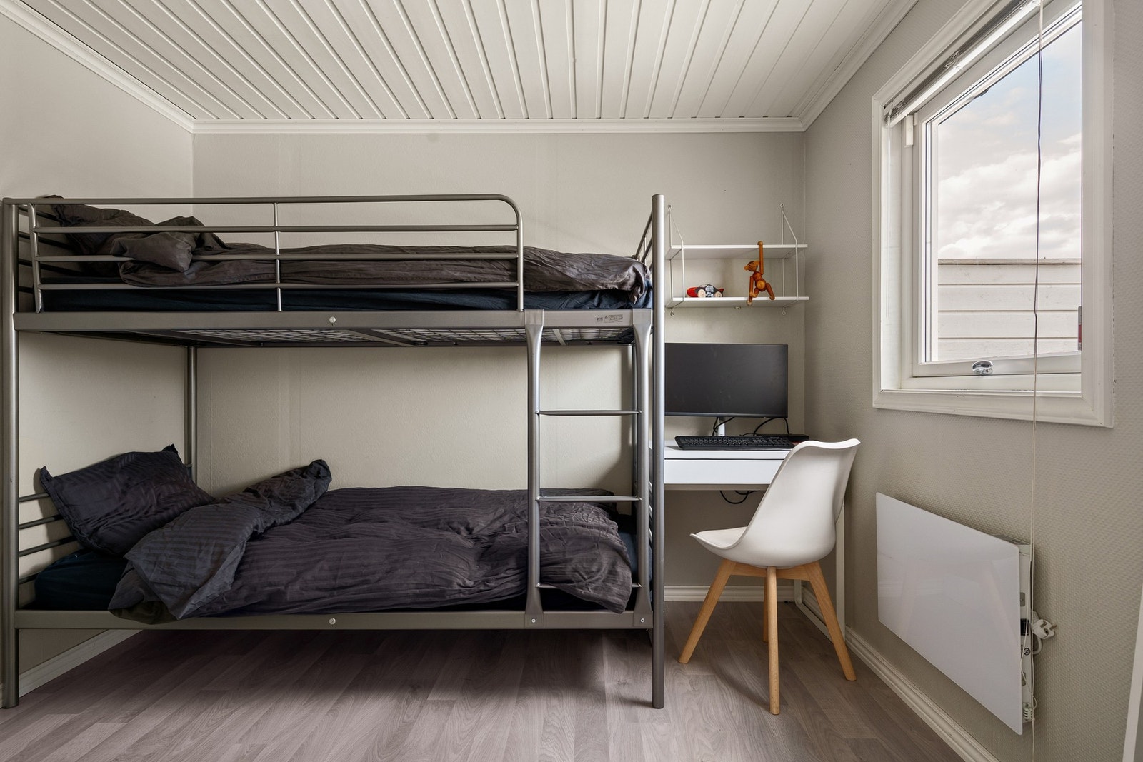 Det er fire soverom i boligen. Dette ligger i første etasje. Galleribilde