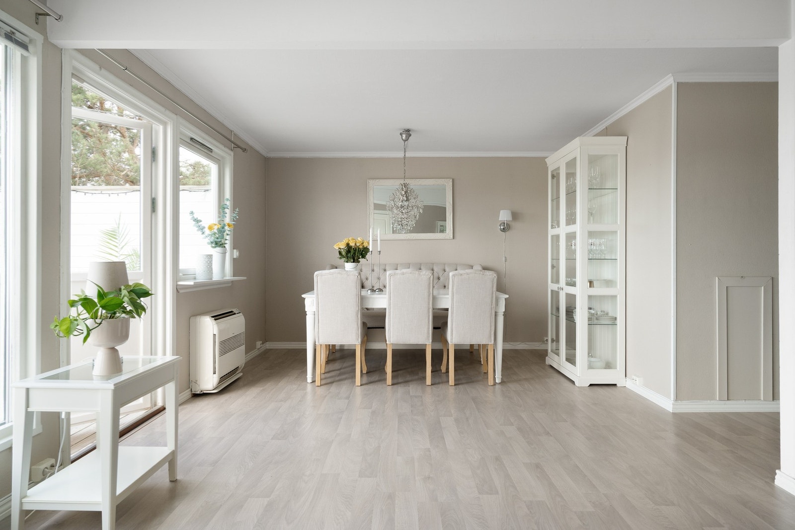 Plass til både sofagruppe, tv-møblement, spisestue og mer. Galleribilde