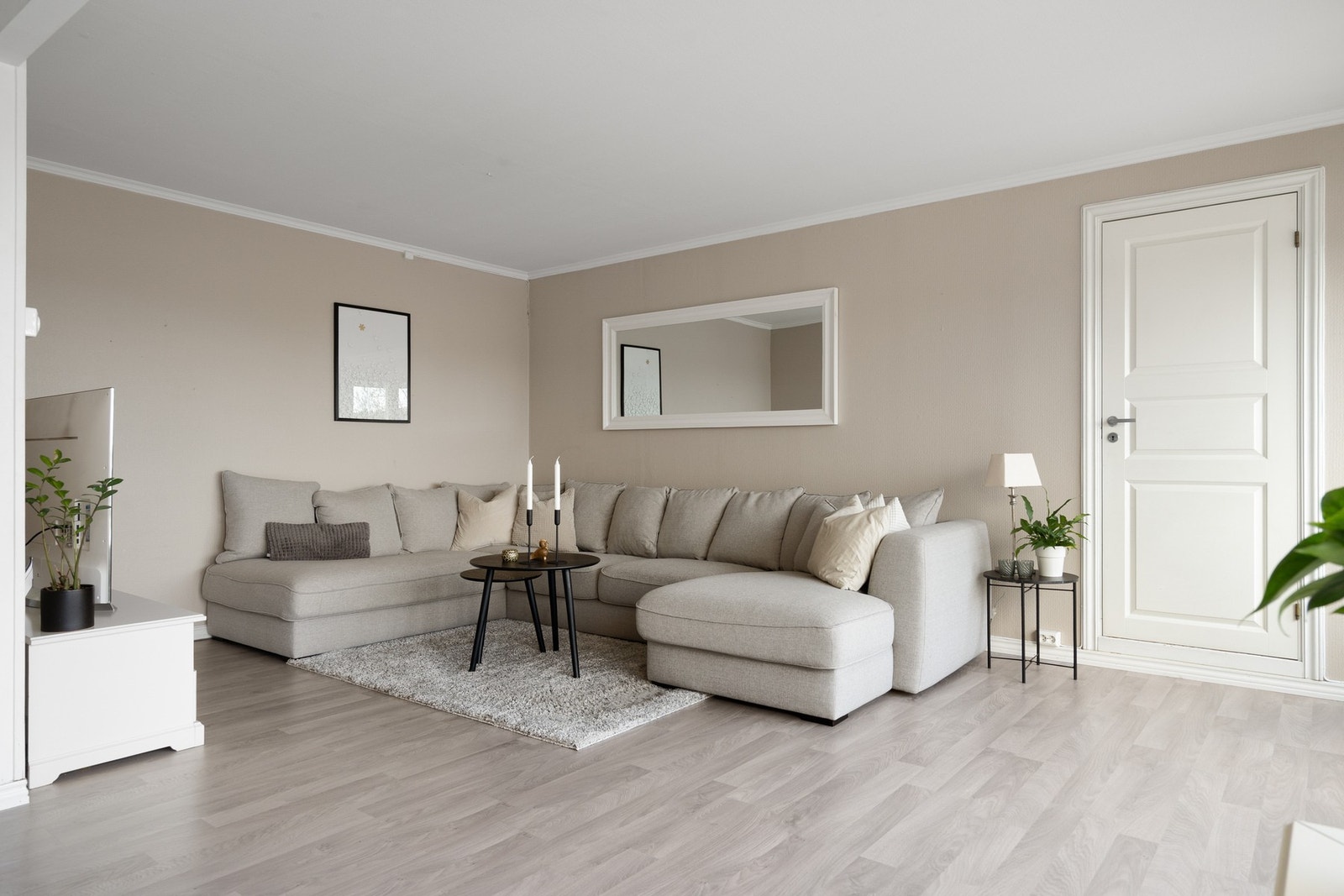 Eiendommen ligger i et etablert og meget populært boligområde i en blindvei på Hannestad. Galleribilde