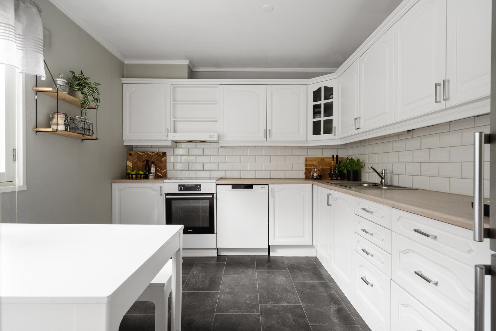 Tidløst kjøkken med gode arbeidsflater og oppbevaringsplass. Galleribilde