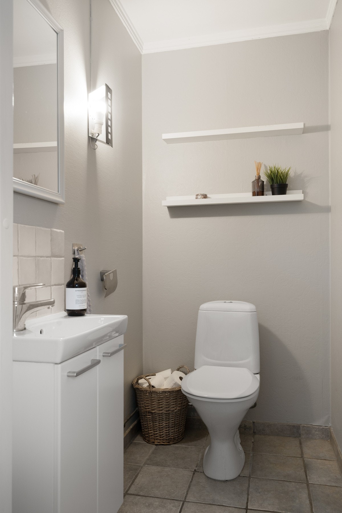 Praktisk med et separat toalettrom tilknyttet entreen i første etasje. Galleribilde