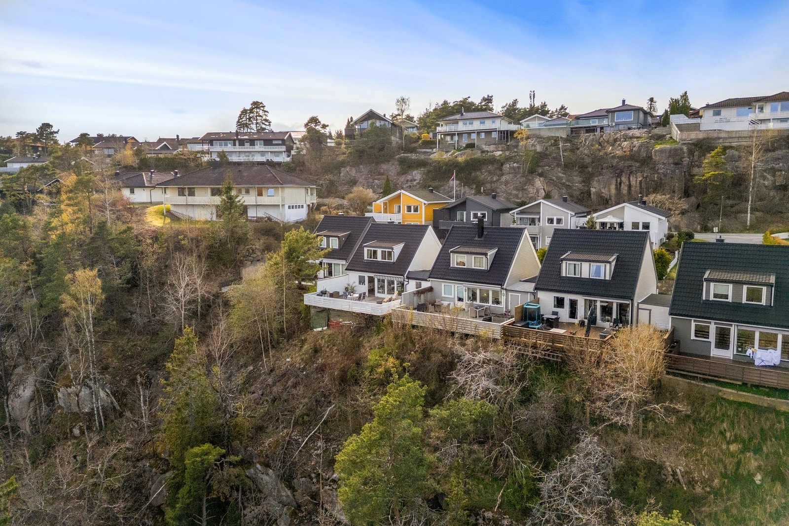 Boligen ligger i blindgate, så her kan barna leke trygt. Galleribilde
