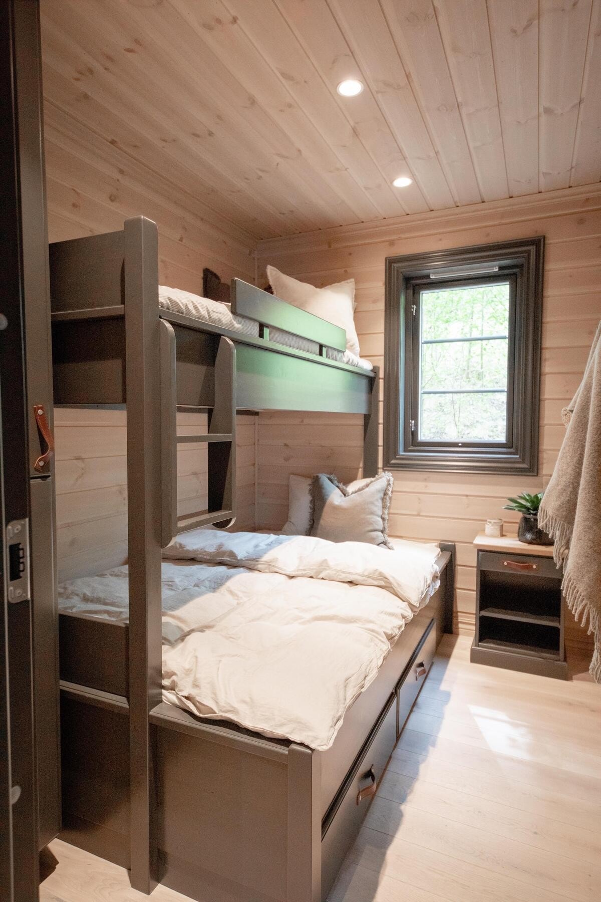 Det er 3 gode soverom på hovedplan. Her vist med familiekøye i vår visningshytte på Hellerudsletta Galleribilde