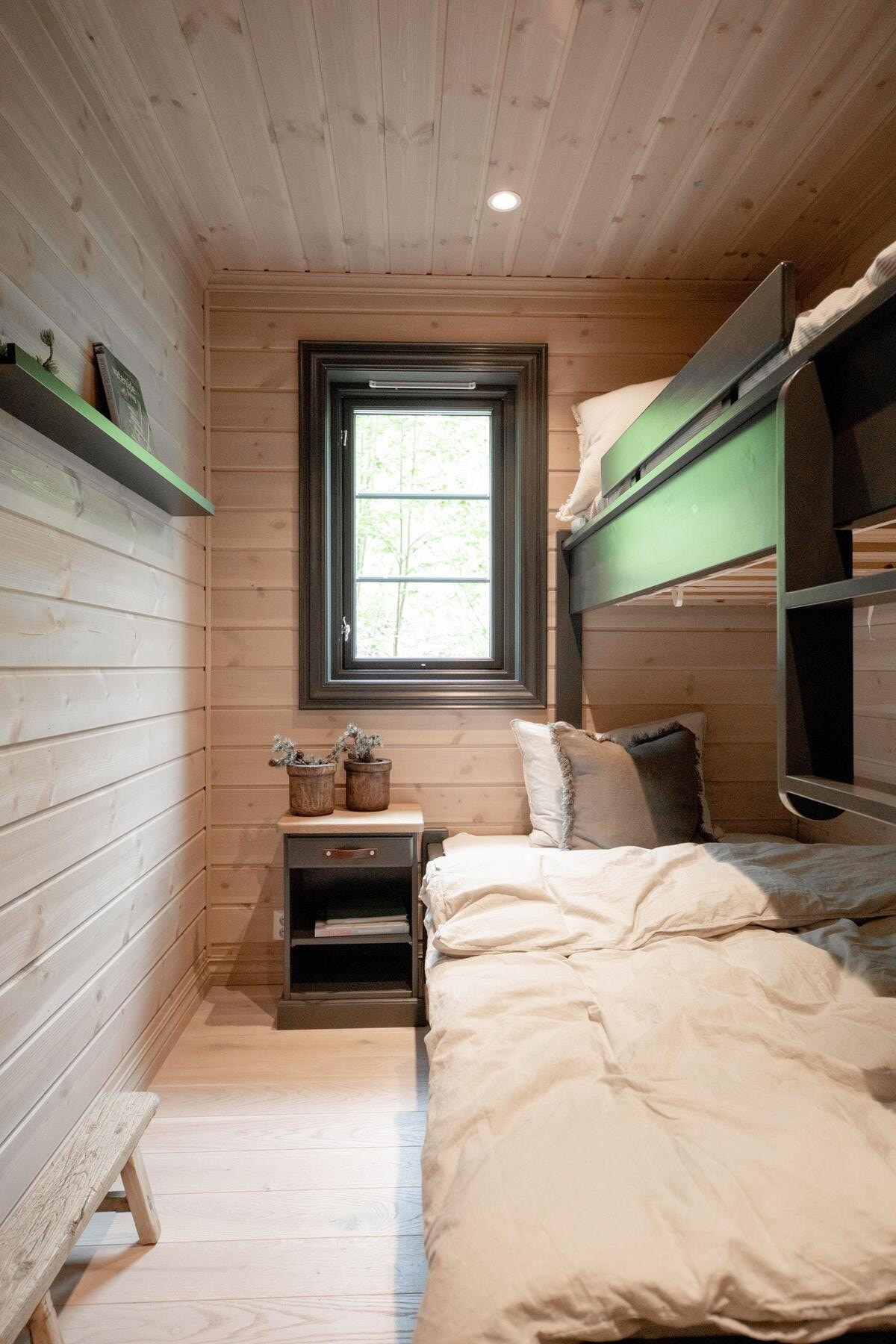 Det er 3 gode soverom på hovedplan. Her vist med familiekøye i vår visningshytte på Hellerudsletta Galleribilde