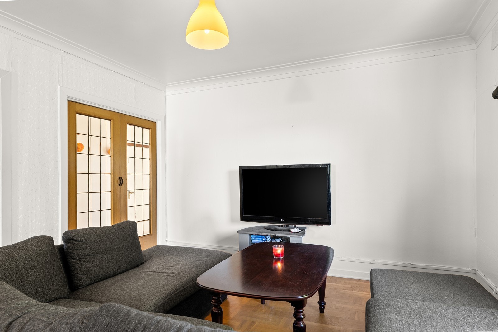 Det er blant annet plass til salong med tilhørende bord og TV Galleribilde