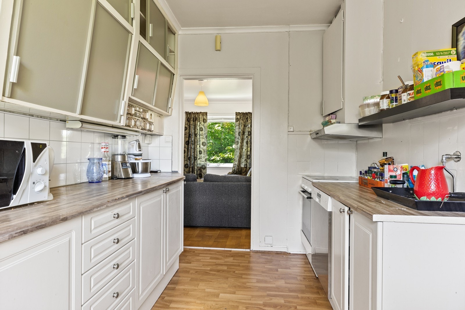 Kjøkkeninnredningen har en eldre standard, og har malte, profilerte fronter, og eldre overskap, Benkeplater av laminat Galleribilde