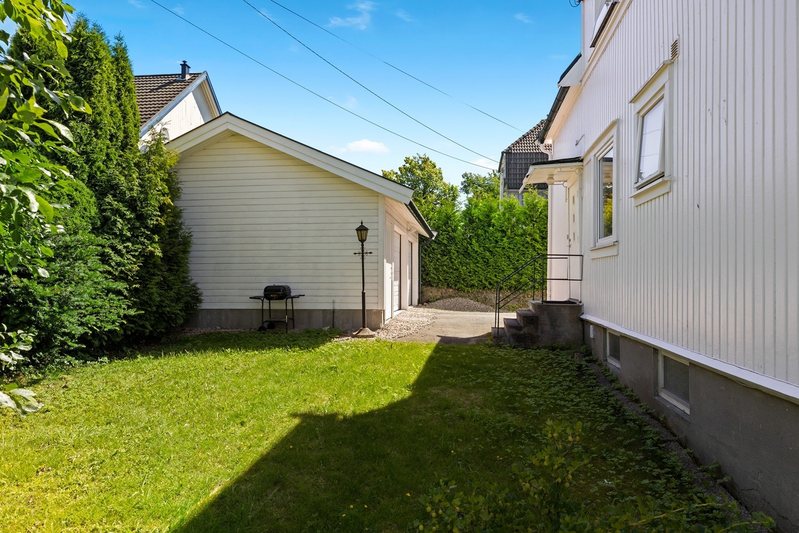 Uteområdet er delvis skjermet av hekkbeplantning Galleribilde