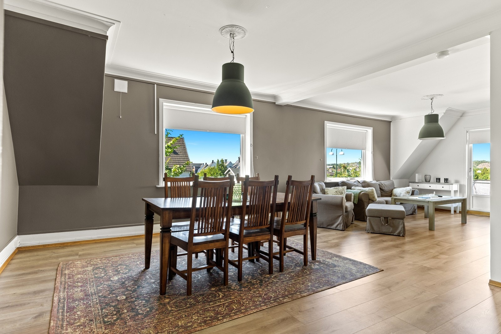 Større vindusflater også i stua i 2. etasje, i tillegg er det utgang til balkong Galleribilde