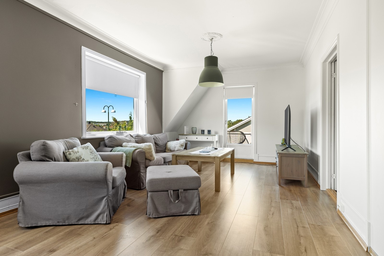 Stue i 2. etasje har også lyse overflater og to mørkere kontrastvegger Galleribilde