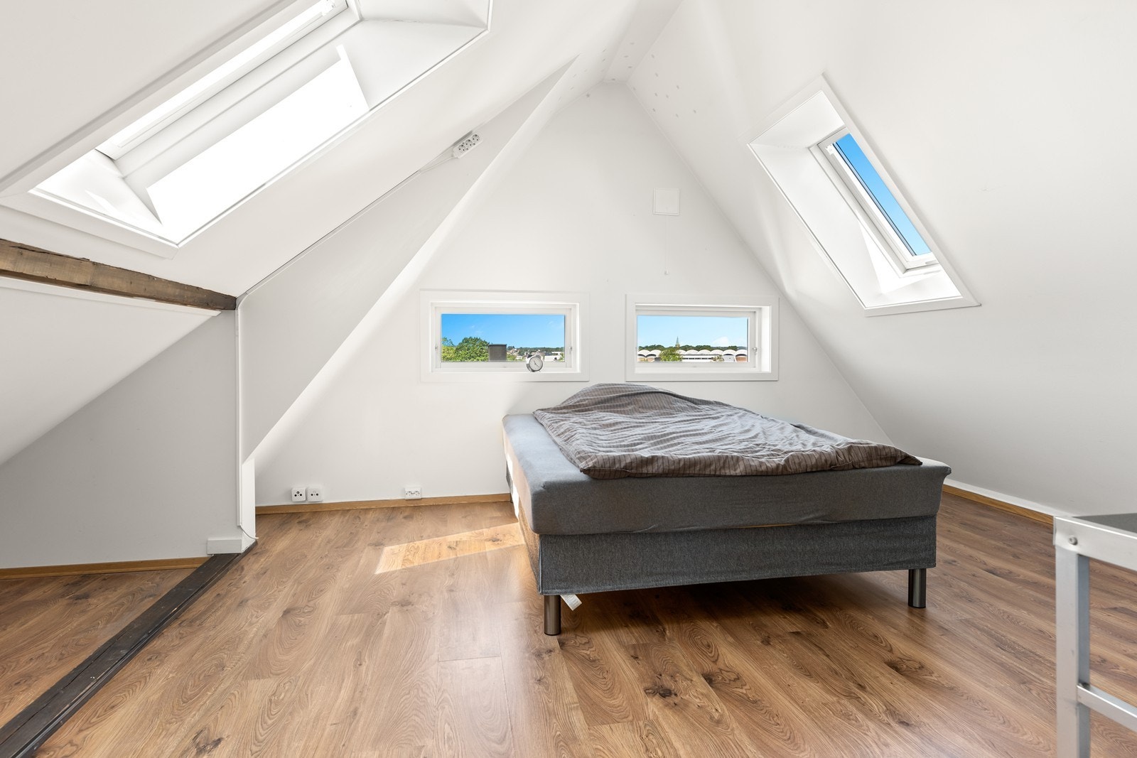 Innredet rom på loft. med takvinduer - ikke godkjent for varig opphold Galleribilde