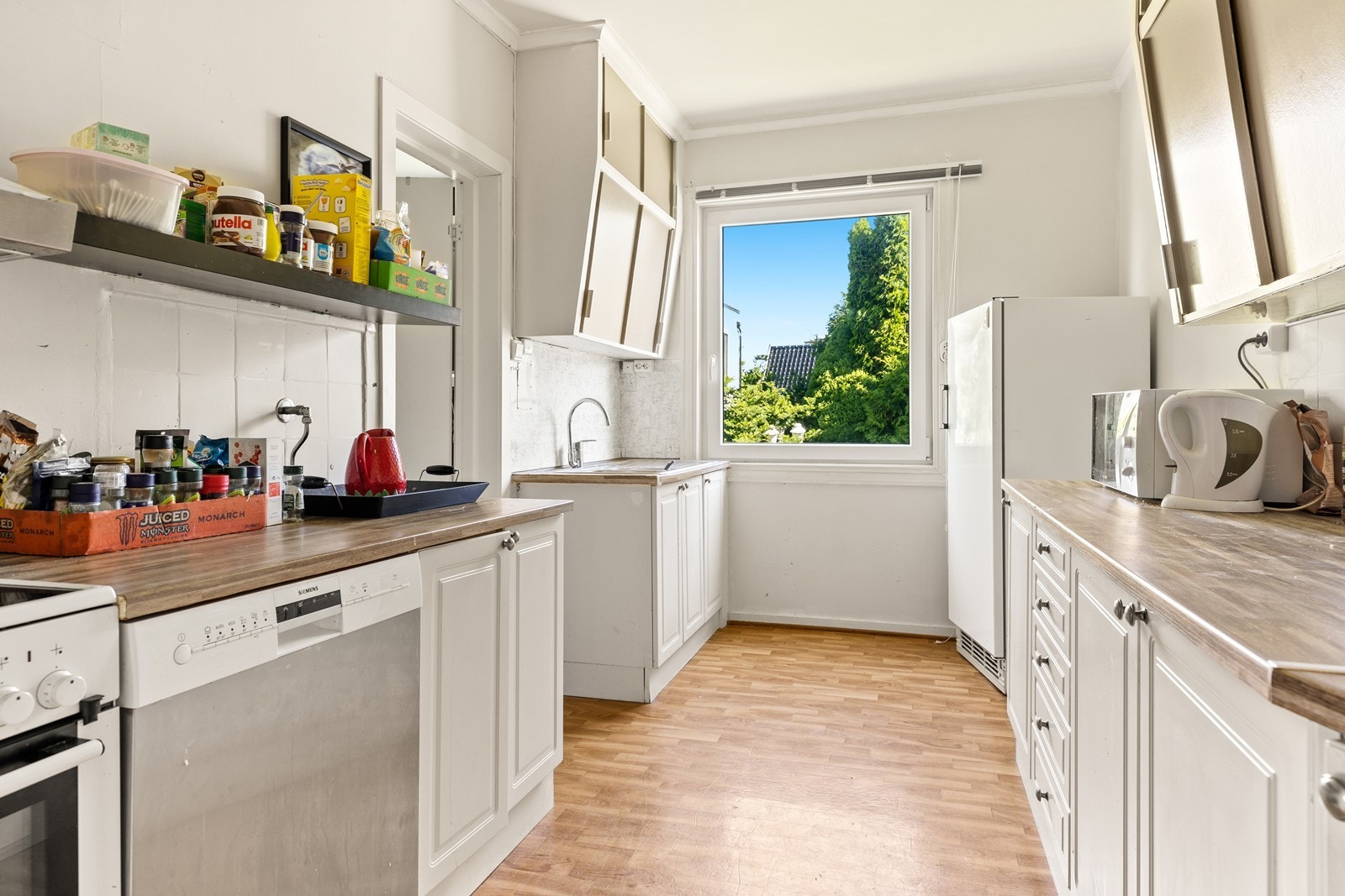 Separat kjøkken i 1. etasje, med vindu Galleribilde