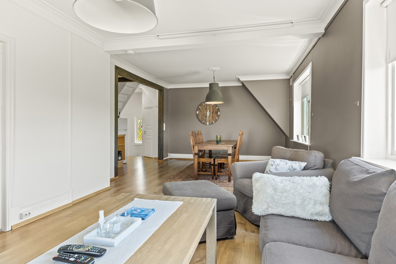 Det er god plass til både salong og spisegruppe Galleribilde