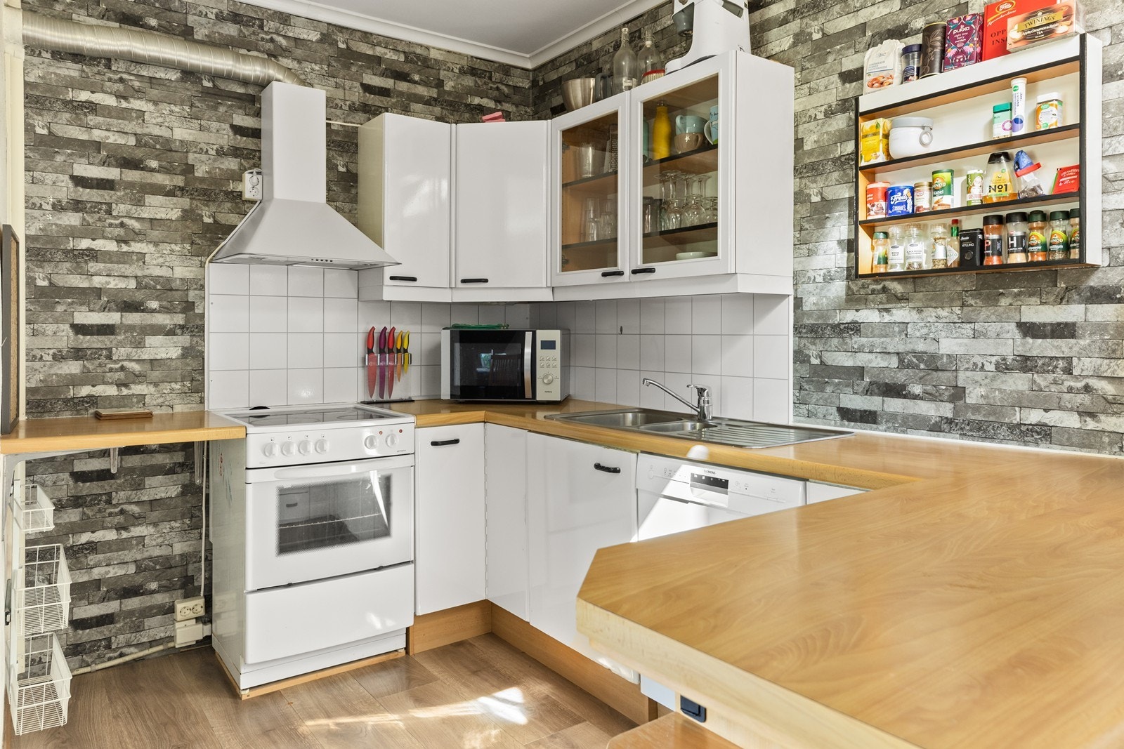 Kjøkkeninnredningen i 2. etasje har slette fronter og laminerte benkeplater, og frittstående hvitevarer Galleribilde