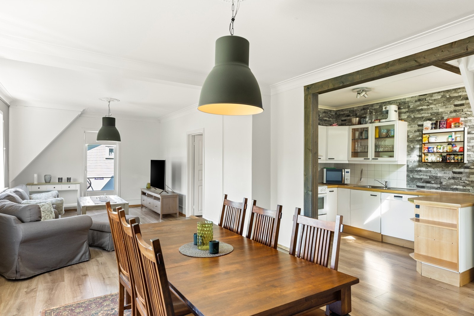 I 2. etasje er det åpen løsning mot kjøkkenet Galleribilde