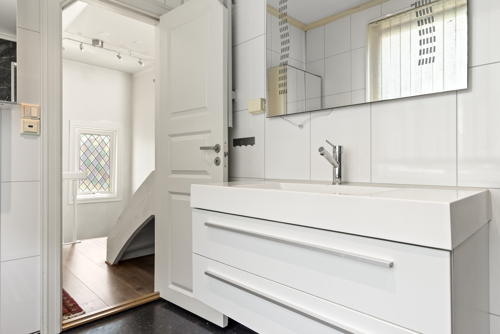 Baderom i 2. etasje har atkomst i fra gangen Galleribilde