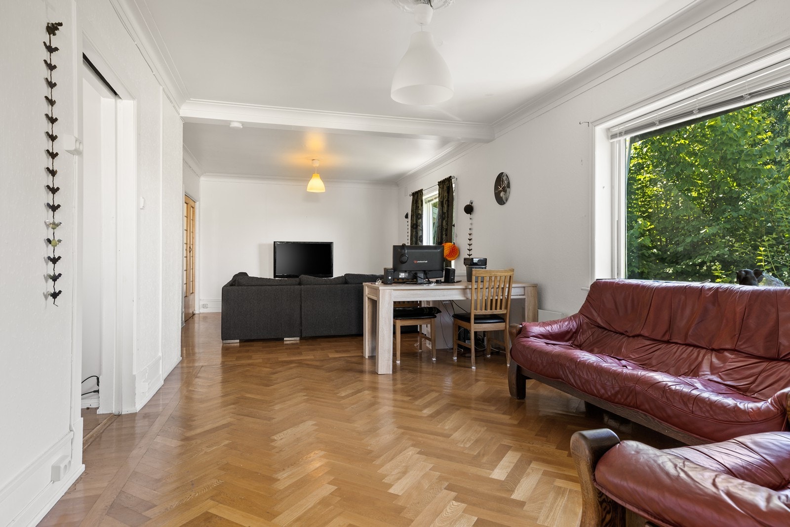 Stue i første etasje med lyse overflater Galleribilde