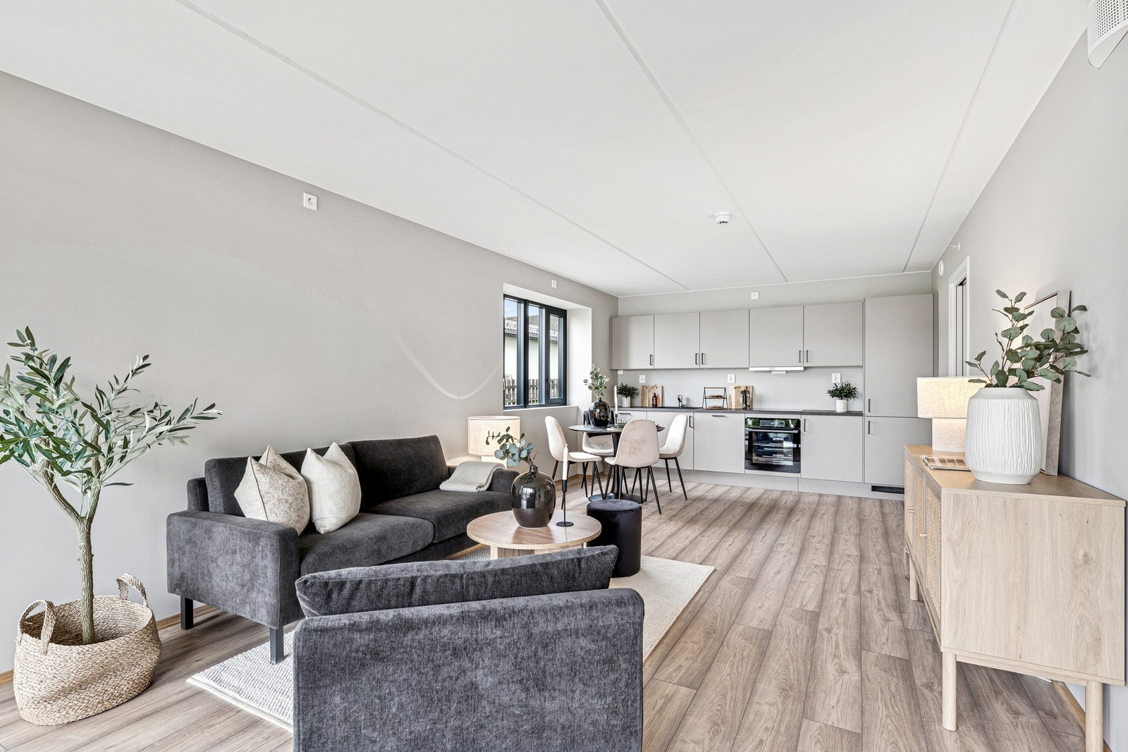 Stuen er lys og luftig med fin plass til sofagruppe og annet møblement. Galleribilde