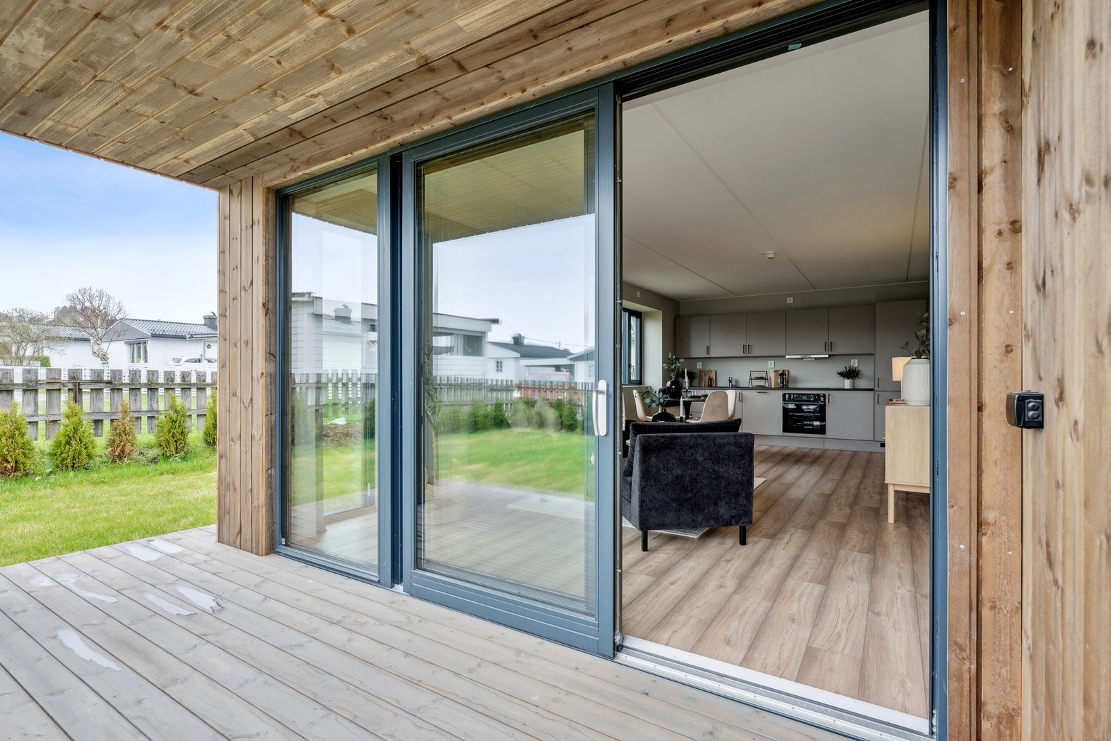 En lun markterrasse med fin plass til utvendig møblement. Galleribilde