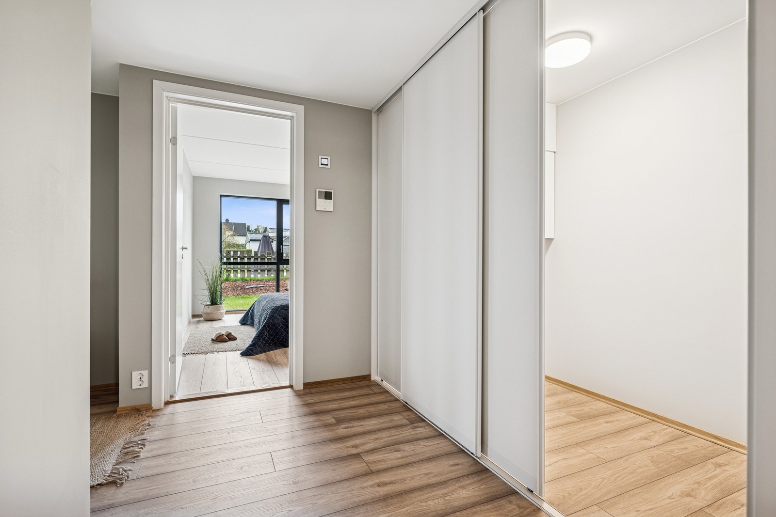 Det er gode oppbevaringsmuligheter i walk-inn closet / skyvedørsgarderobe i entréen. Galleribilde