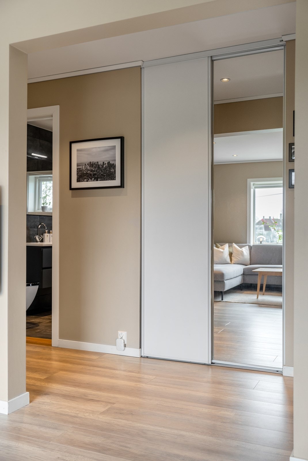 Garderobe i gangen Galleribilde