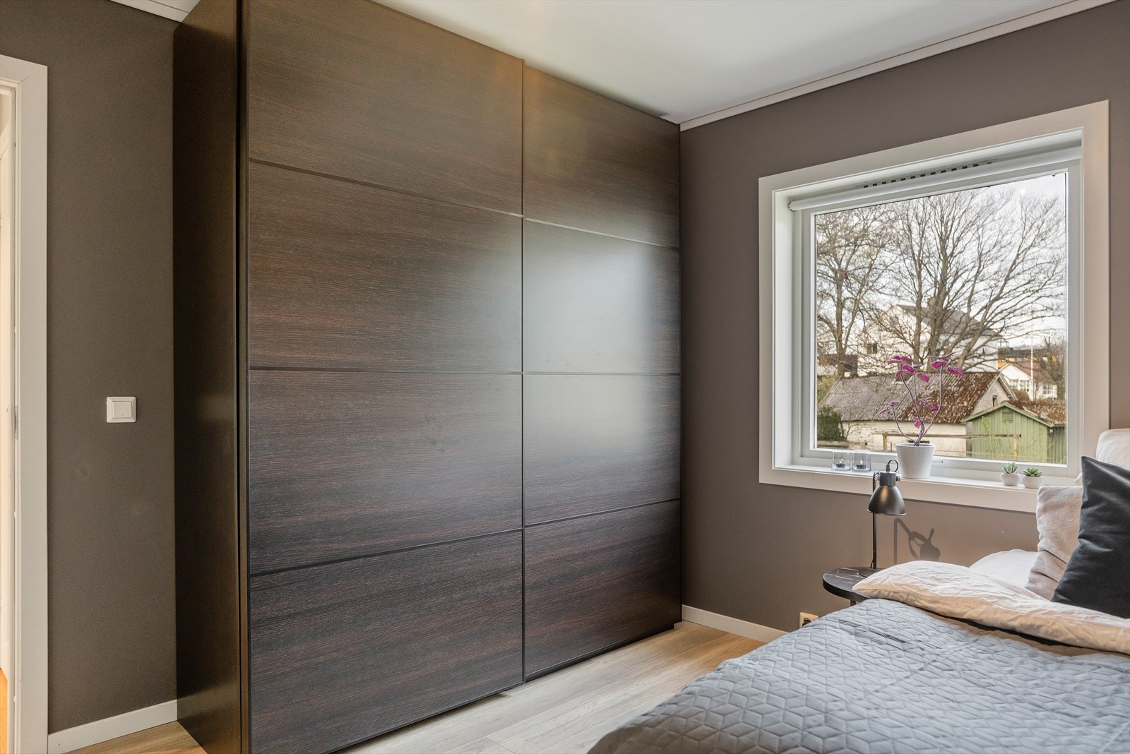 Soverommet har god garderobe Galleribilde