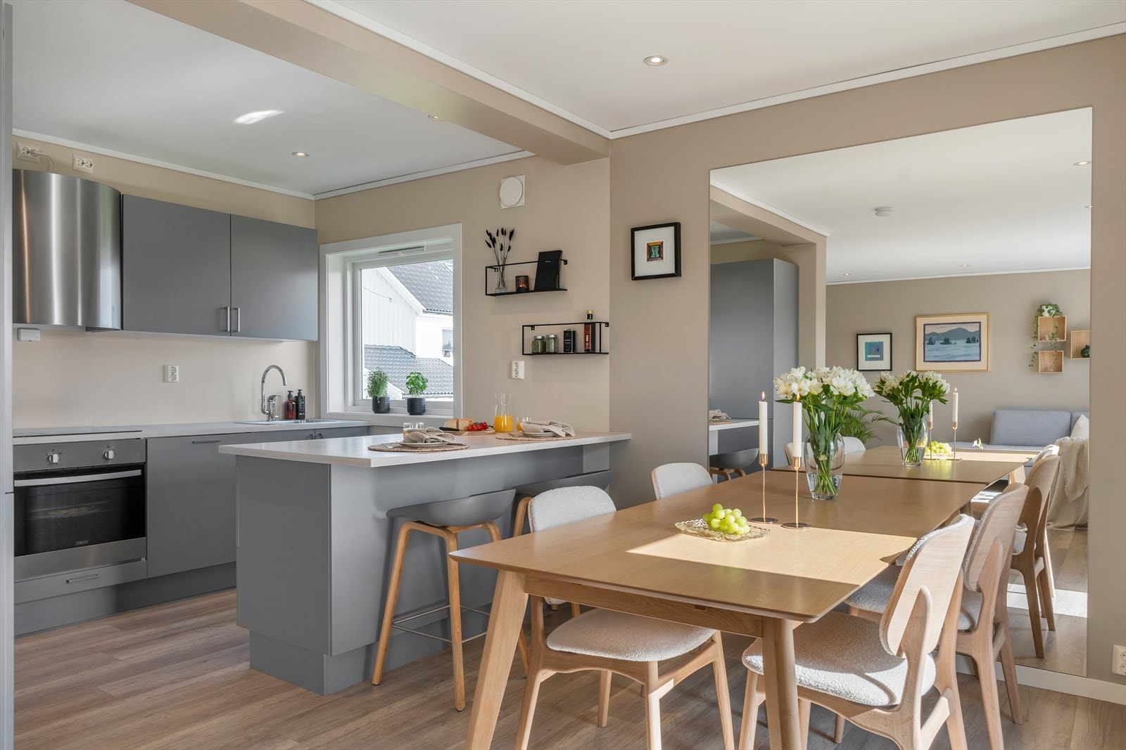 Kjøkken har barløsning med spiseplass for to Galleribilde