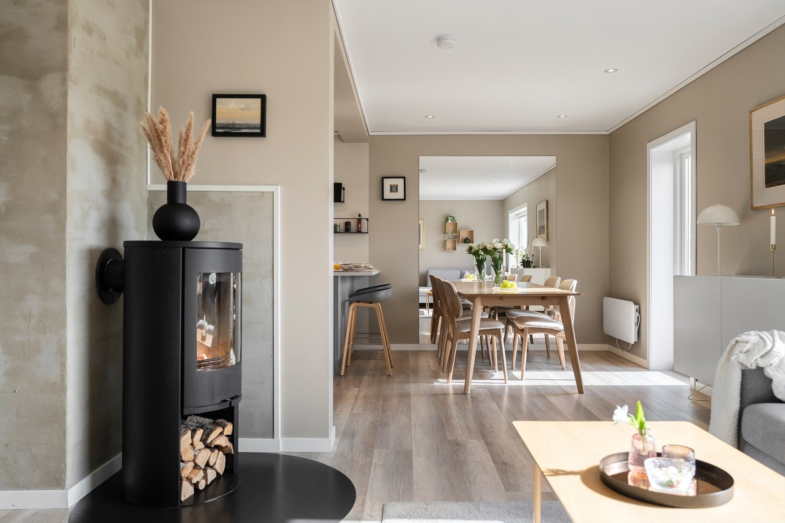 I overgang stue kjøkken er det god plass til spisebord Galleribilde