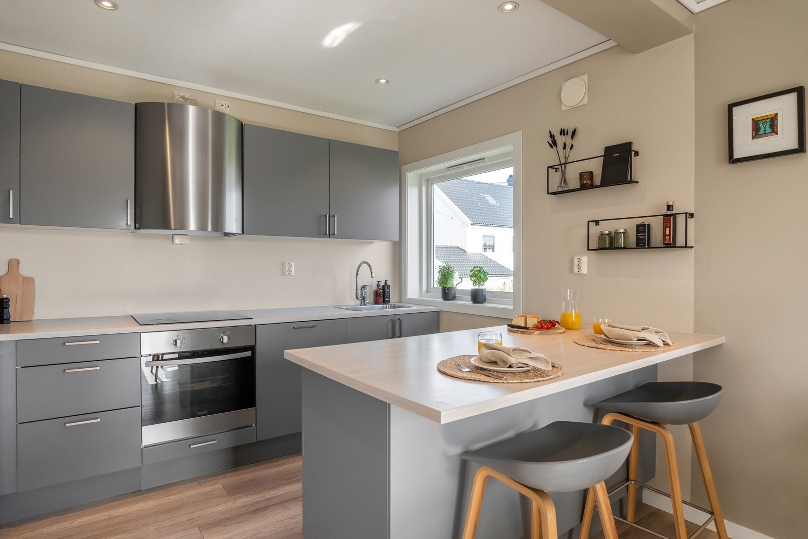 Fint kjøkken med god skap- og skuffeplass Galleribilde