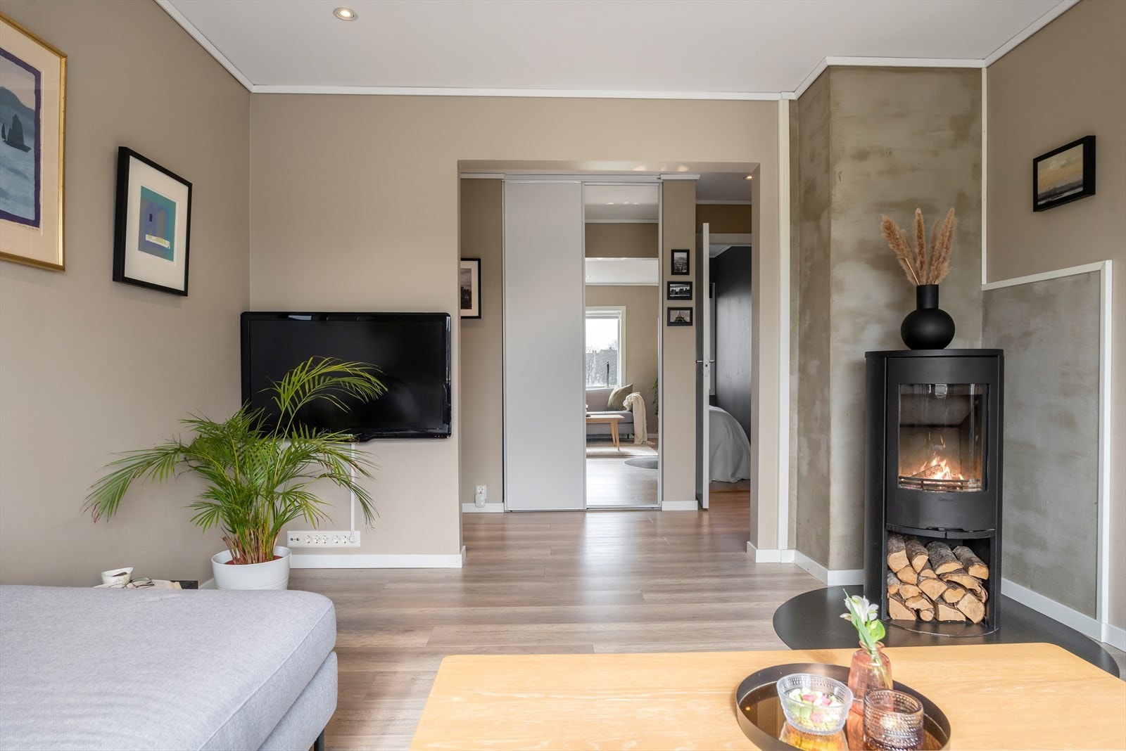 Stilren vedovn i stuen Galleribilde