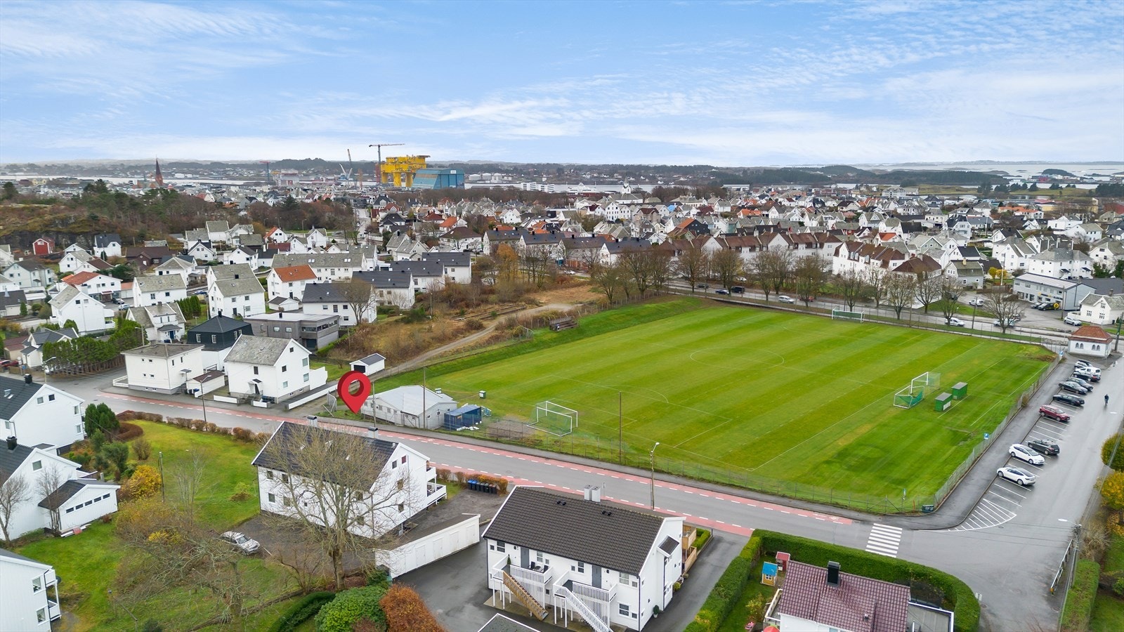 Herfra er det kort vei til barnehage, skoler, et mangfold av idrettsanlegg og flotte turområder, samt gangavstand til sentrum Galleribilde