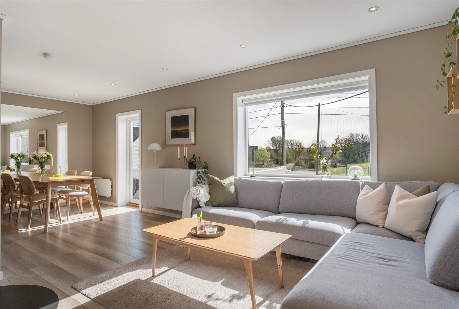 Fra stuen er det utgang til vestvendt balkong Galleribilde