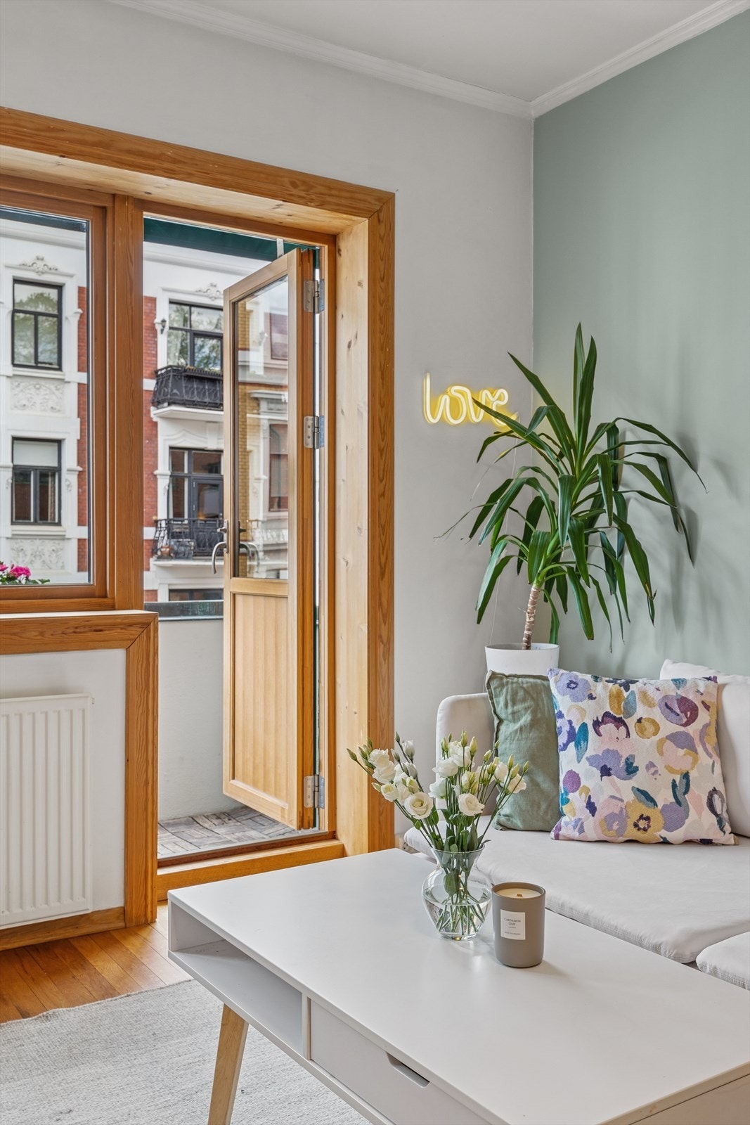 Fra stuen er det direkte adomst til en koselig vestvendt balkong på ca. 3 kvm. Galleribilde