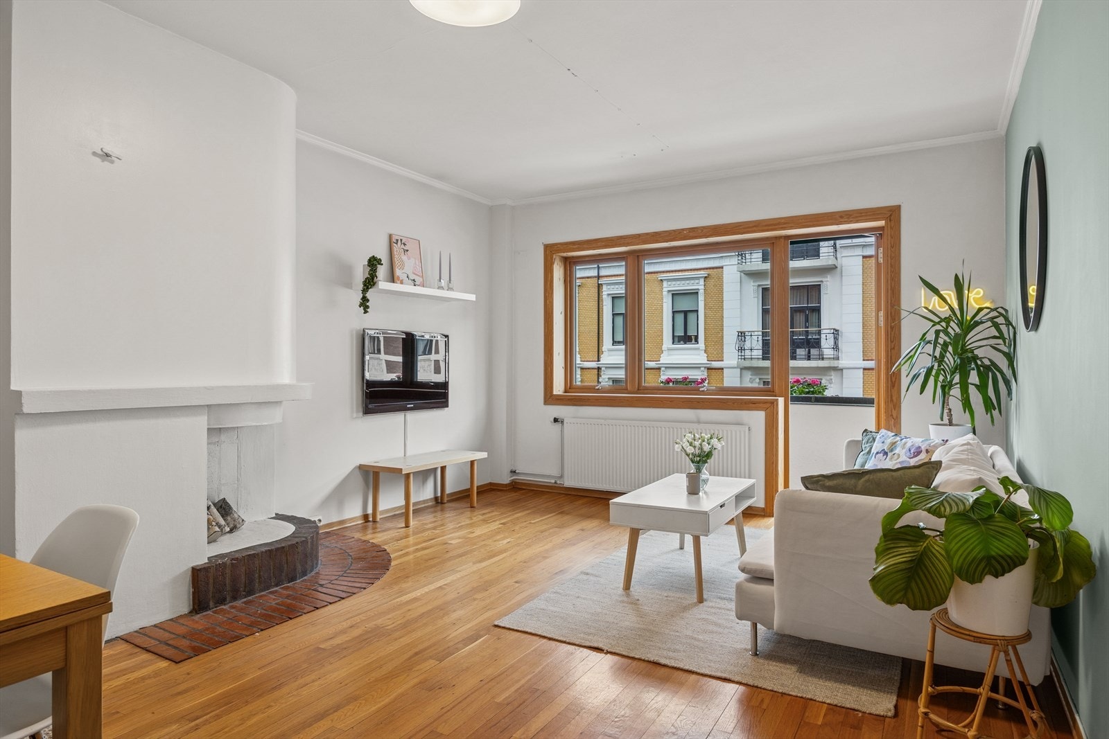 God plass til sofagruppe og tilhørende møblement. Galleribilde