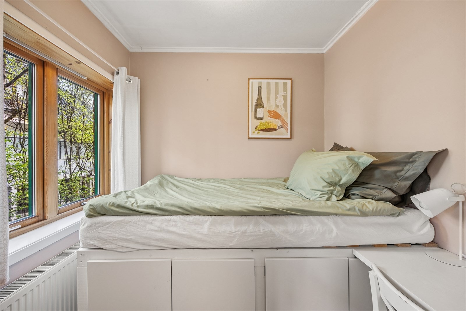 Leilighetens andre soverom passer utmerket som gjesterom, barnerom eller hjemmekontor. Galleribilde