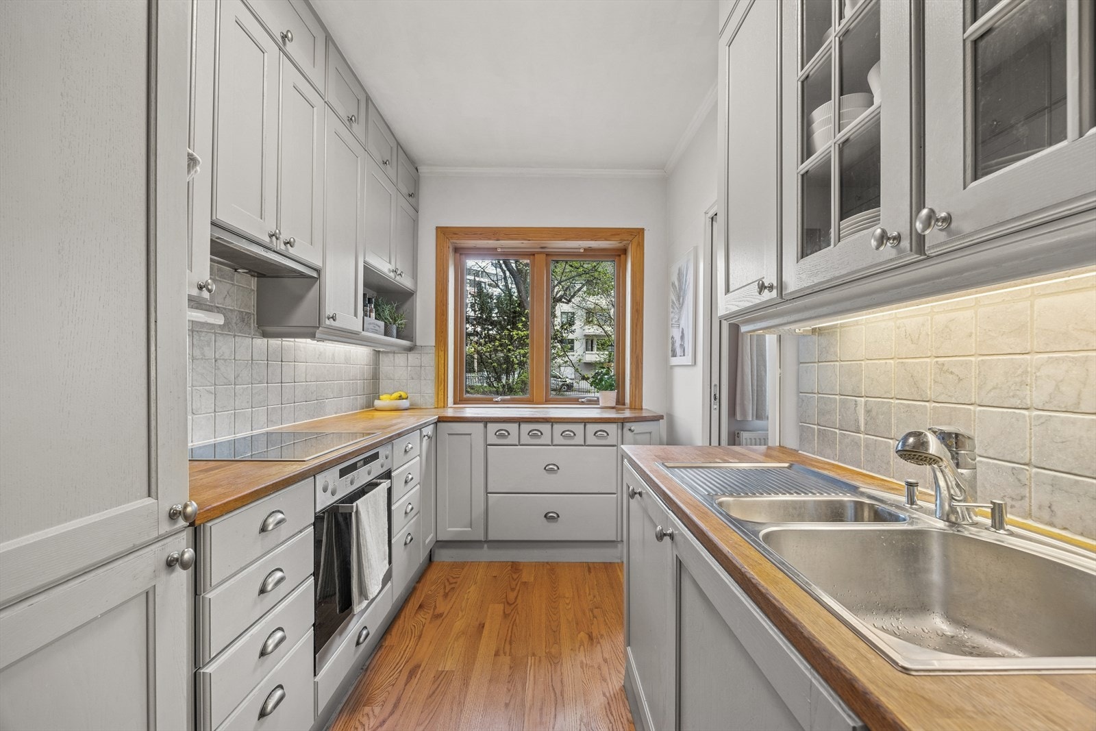 Kjøkkenet ble rehabilitert i 2007 med kjøkkeninnredning fra Sivesind med profilerte fronter, heltre benkeplate og integrerte hvitevarer. Galleribilde