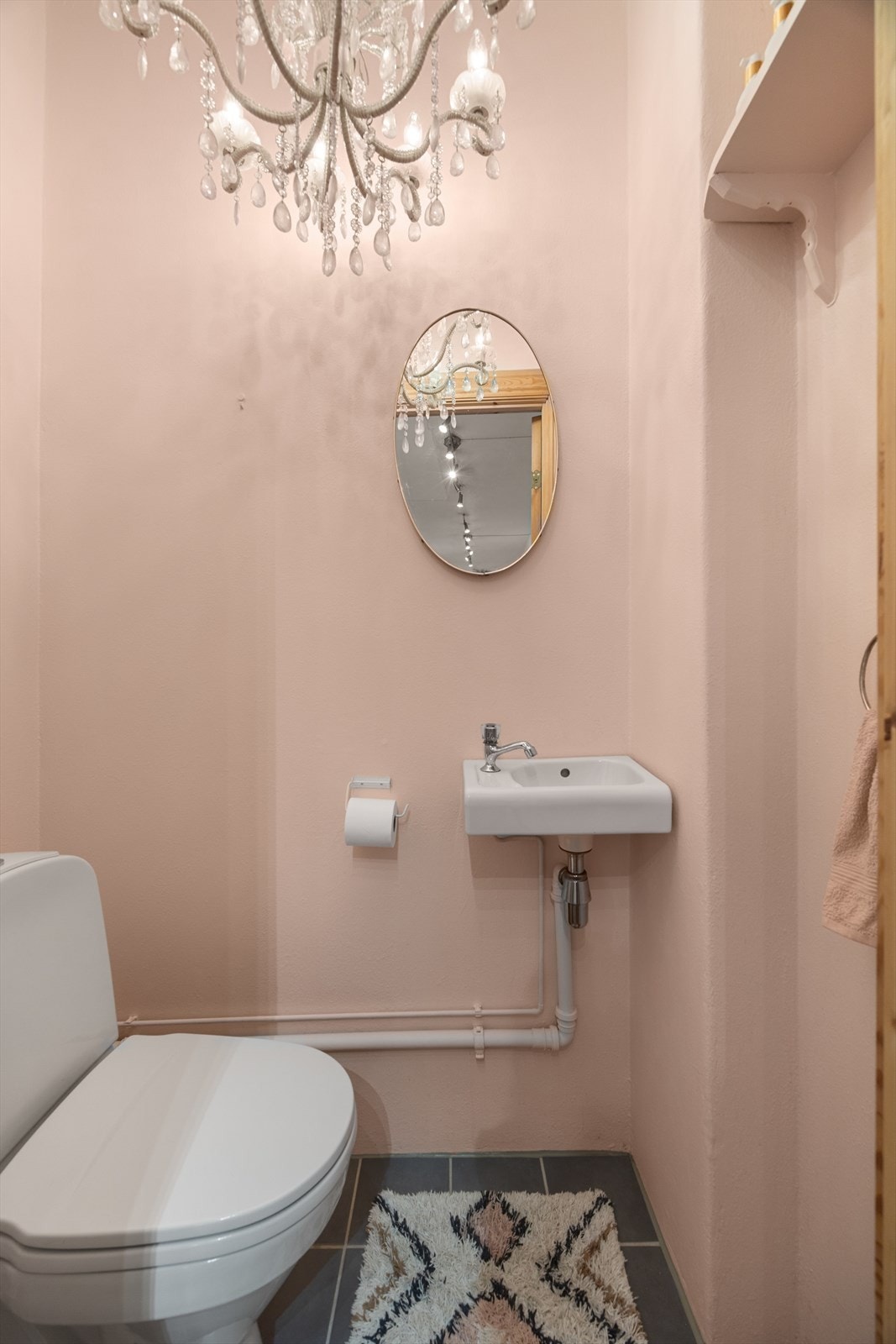 Separat wc i entréen. Galleribilde