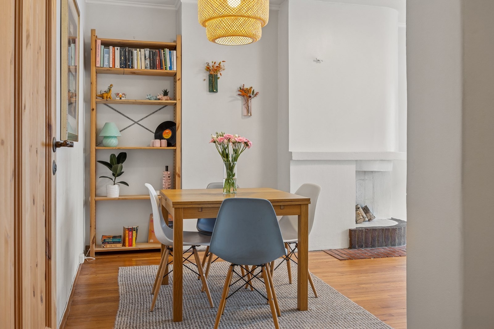 Dette er en gjennomgående og lys leilighet med god atmosfære. Galleribilde