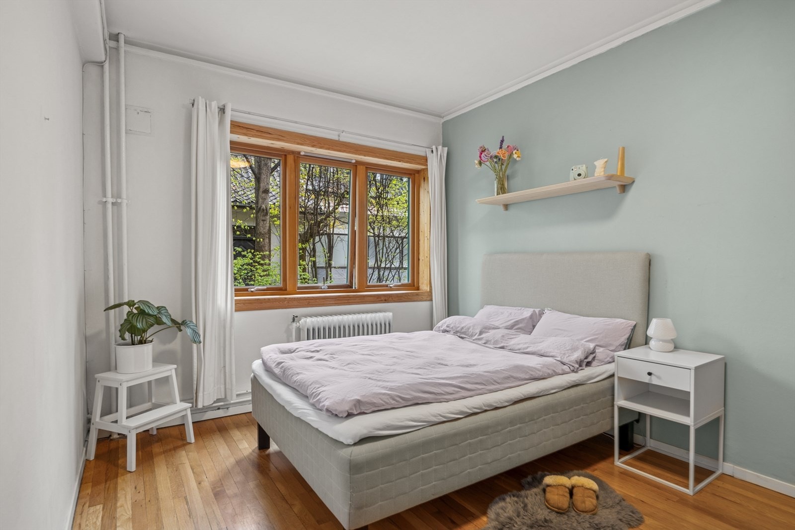 Leilighetens hovedsoverom er svært romslig med god plass til dobbeltseng, tilhørende nattbord og garderobeskap. Galleribilde