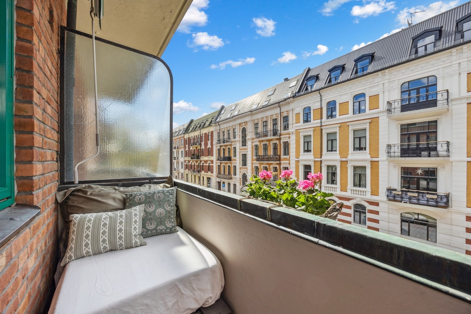 Her kan du virkelig nyte sommerhalvåret med en sjarmerende utsikt utover de klassiske bygårdene. Galleribilde