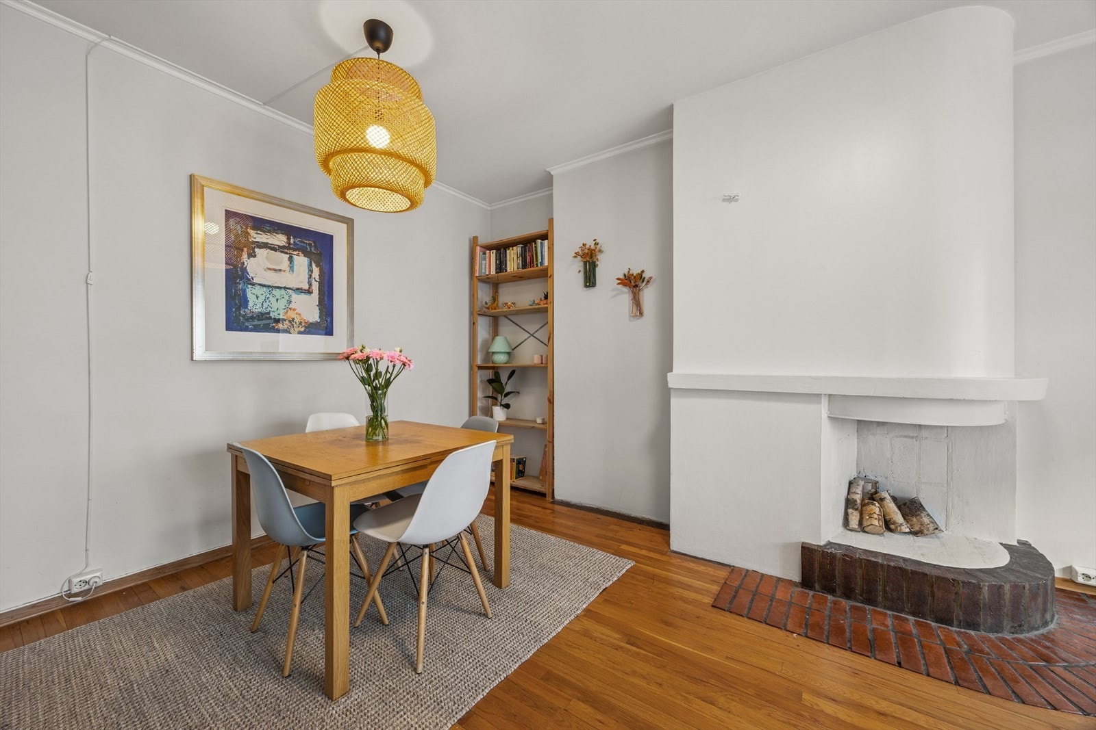 Her har man plass til et stort spisebord hvor man kan samle familie og venner til koselige kvelder. Galleribilde