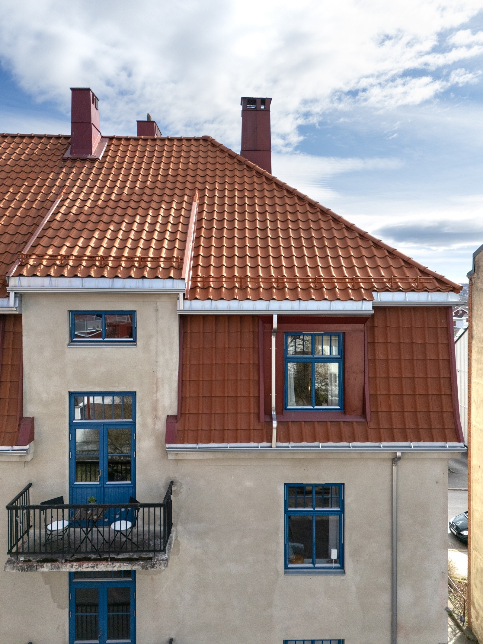 Felles balkong mot en hyggelig bakgård Galleribilde