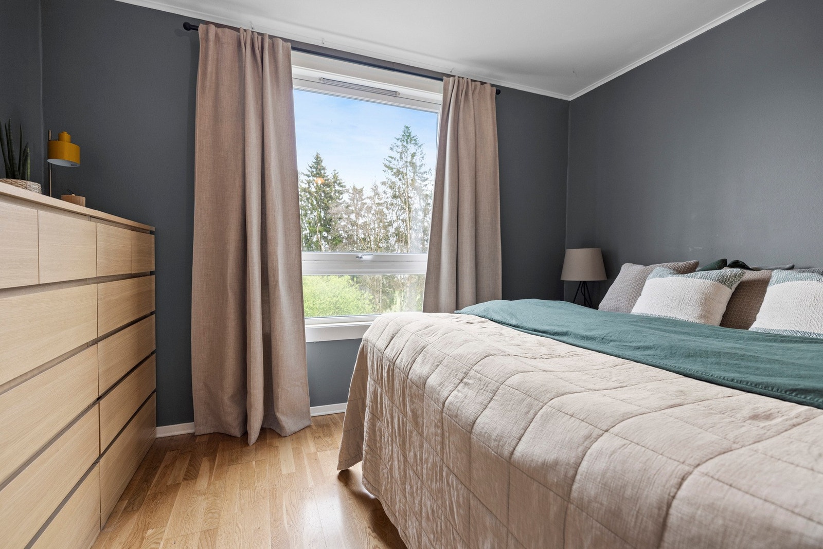 Gulvet er kledd med slitesterkt parkett som gir rommet en varm og innbydende atmosfære Galleribilde