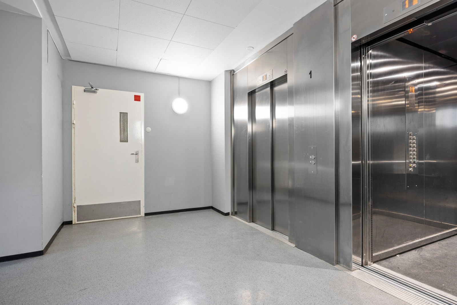 Inngang er via felles trappeoppgang med heis Galleribilde