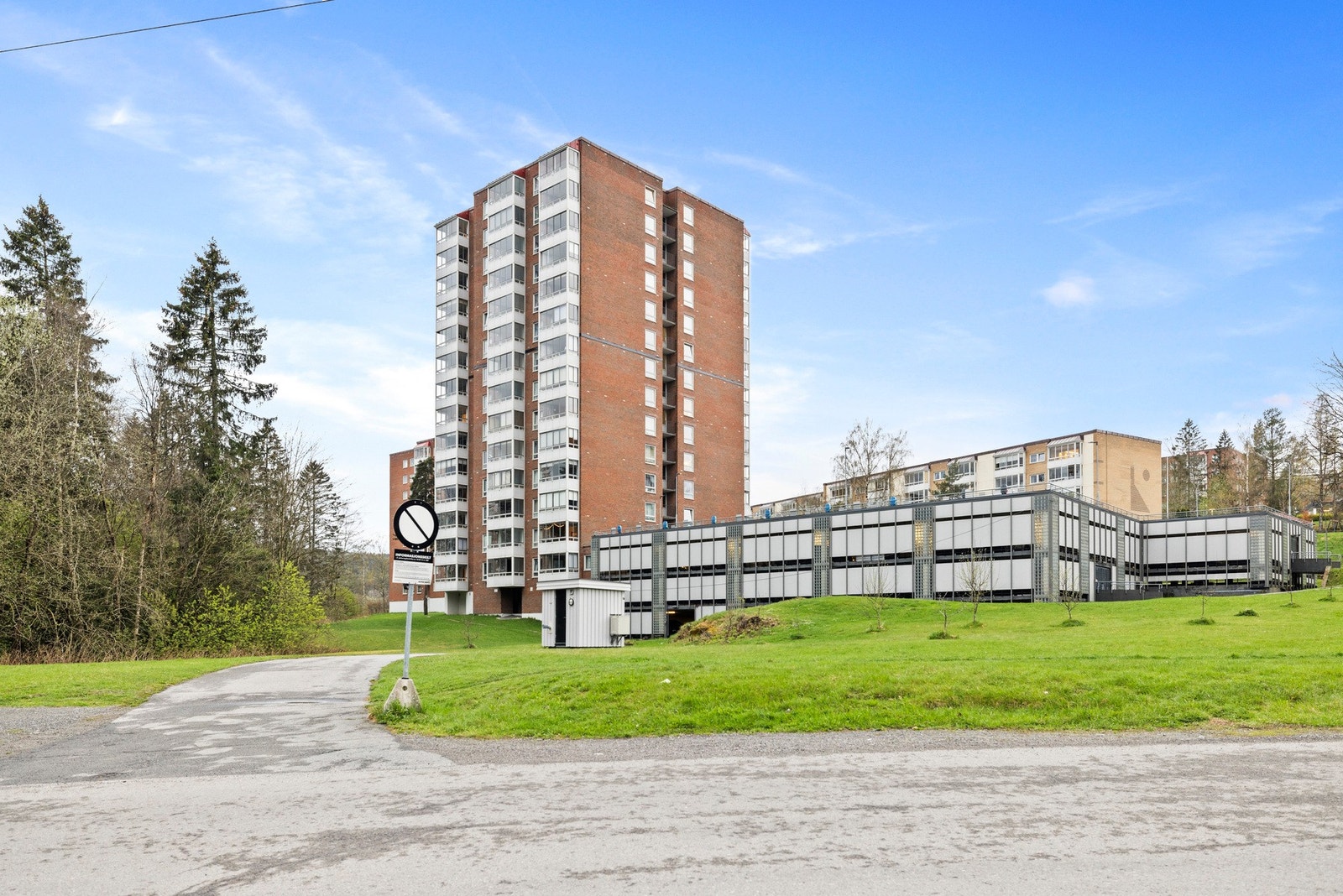 Til høyre for blokken ser du garasjen hvor boligen har parkeringsplass Galleribilde