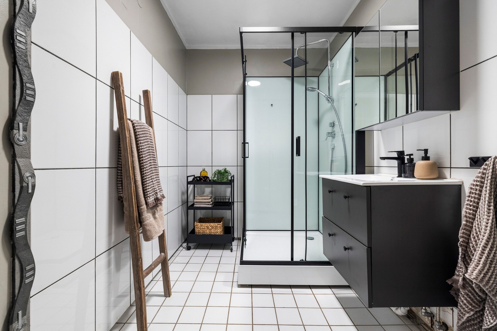 Badet i denne boligen er utstyrt med nytt sanitærutstyr og innredning fra 2022, inkludert dusjkabinett, servant og klosett Galleribilde