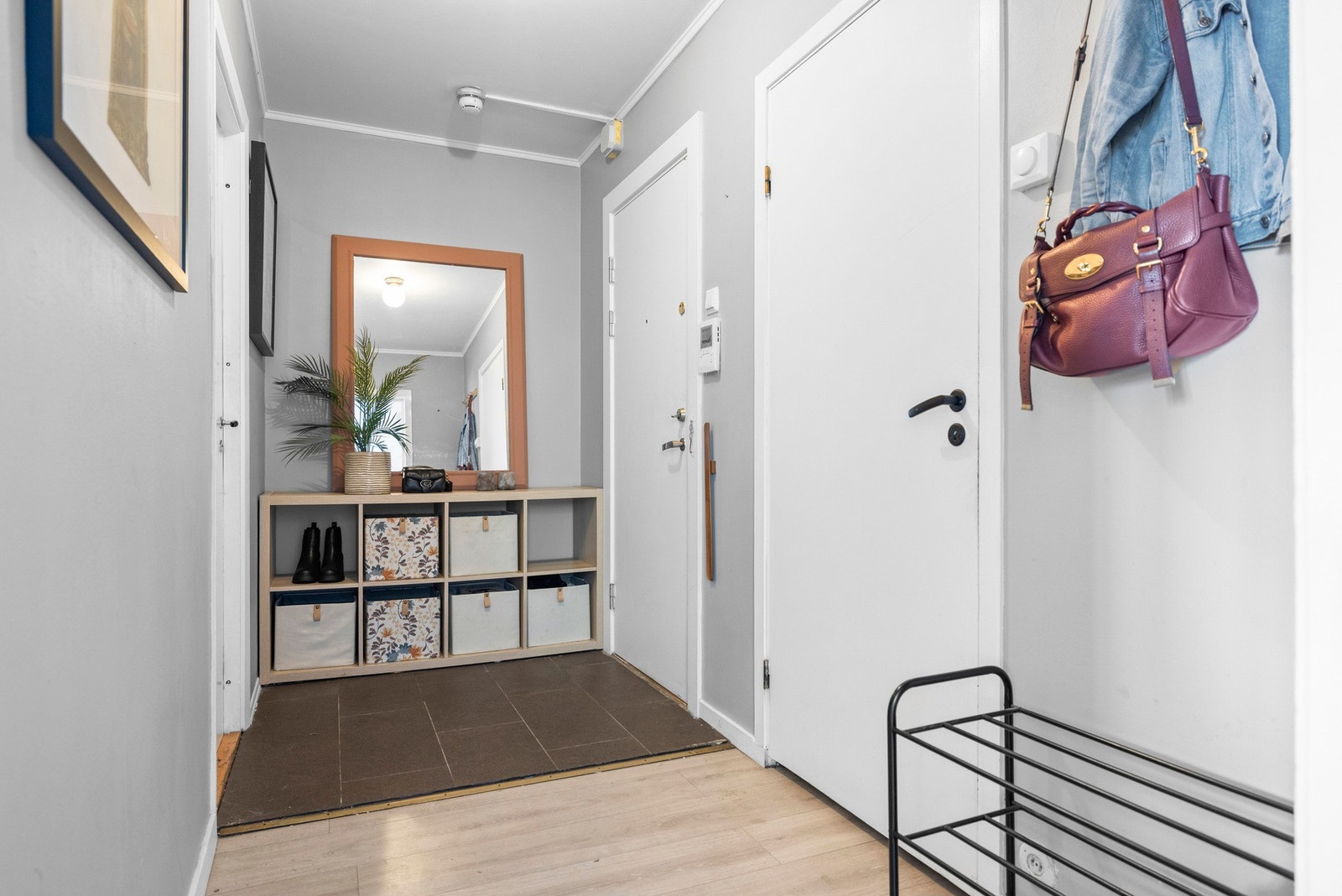 Inngangspartiet ønsker deg velkommen med sitt flislagte gulv som er lett å holde rent og pent Galleribilde