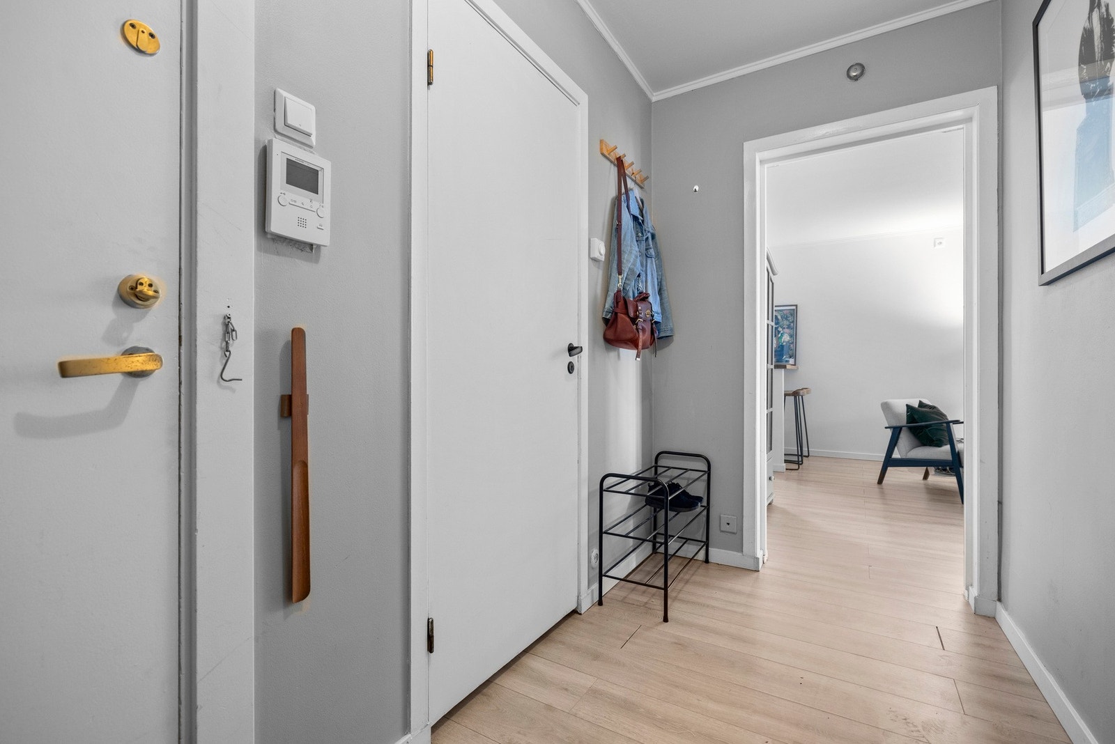 Her finner du plass til å sette opp en skoskap eller en kommode for luer og votter, noe som gjør det enkelt å organisere hverdagslige gjenstander Galleribilde