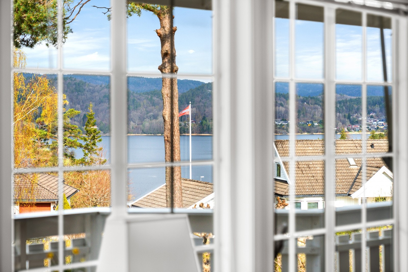 Det er utsikt ned til Gillsvann. Galleribilde